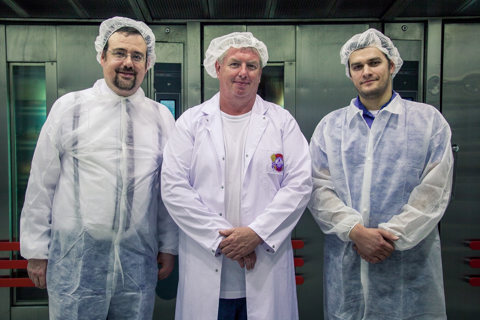 Rabbiner Elias Dray bei einer Betriebsbesichtigung